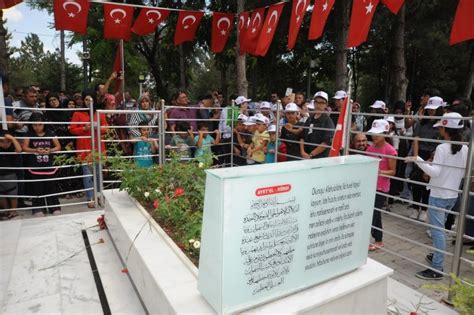 Ş­e­h­i­t­ ­Ö­m­e­r­ ­H­a­l­i­s­d­e­m­i­r­­i­n­ ­m­e­z­a­r­ı­n­a­ ­z­i­y­a­r­e­t­ç­i­ ­a­k­ı­n­ı­